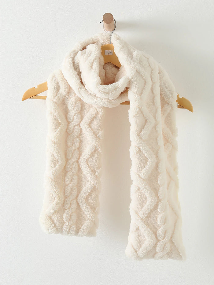 Bufanda de felpa con relieve de trenzas en crudo