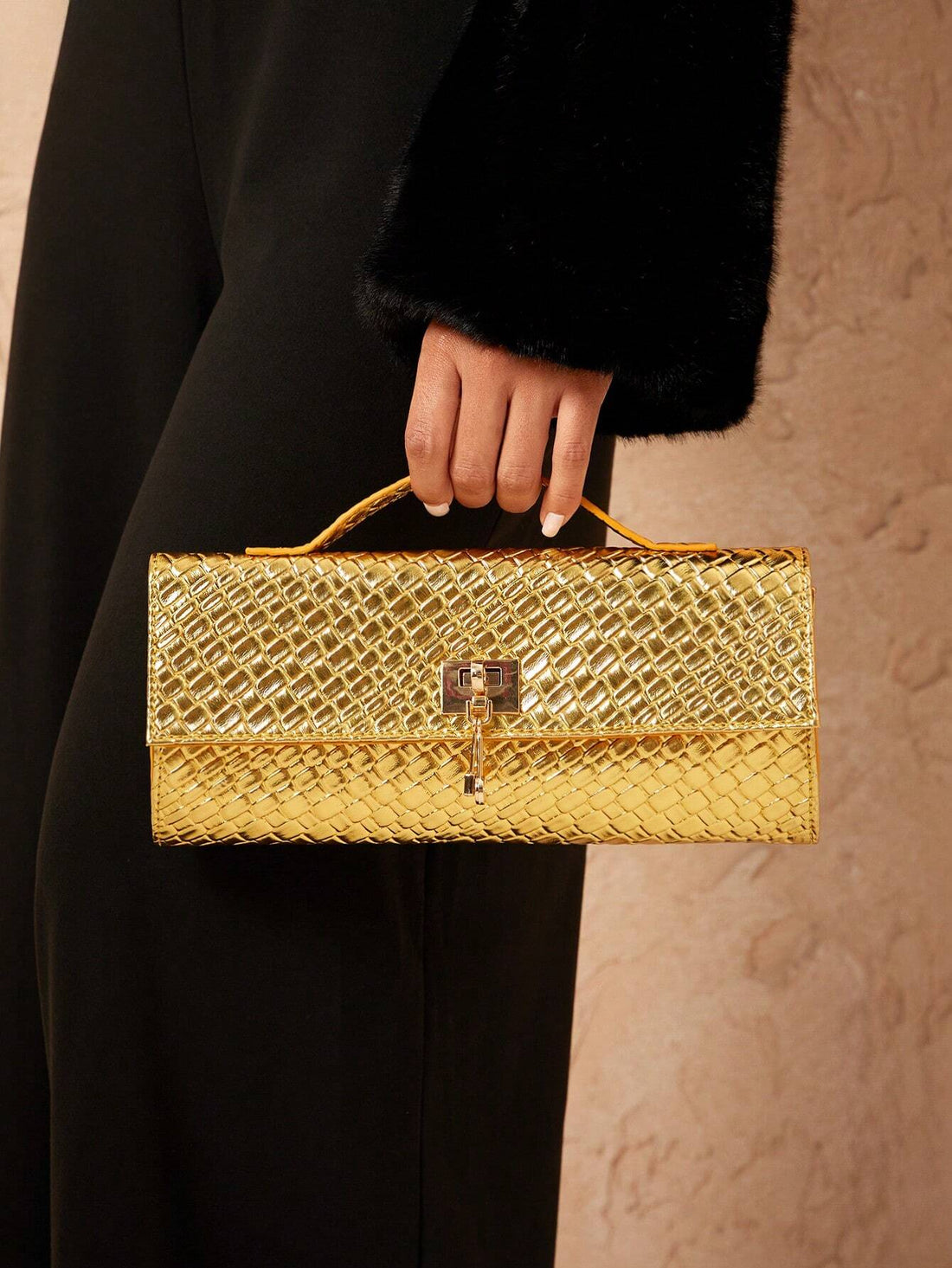 Clutch alargado en dorado