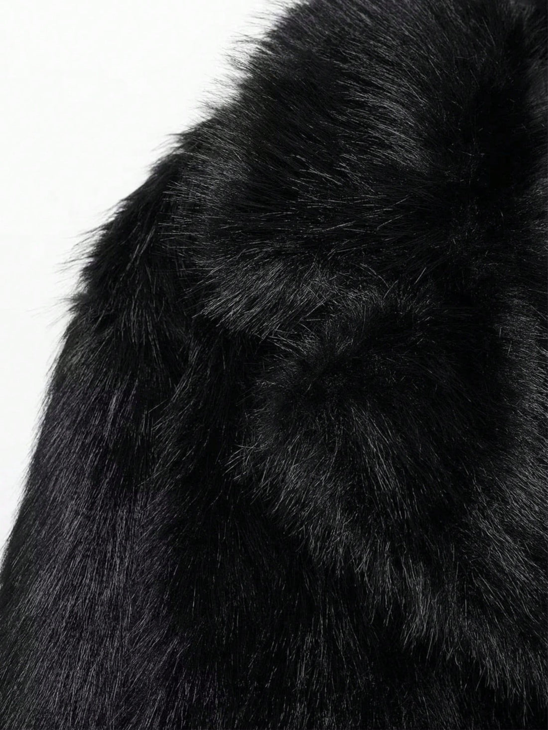 Chaqueta de pelo sintético en negro, detalle