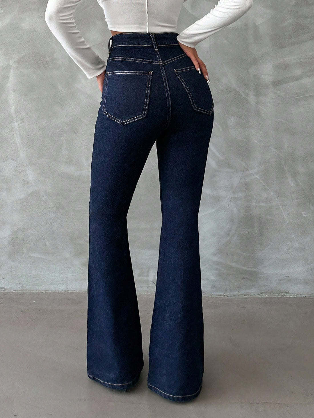Vaqueros Tall acampanados en azul lavado oscuro, vista 2