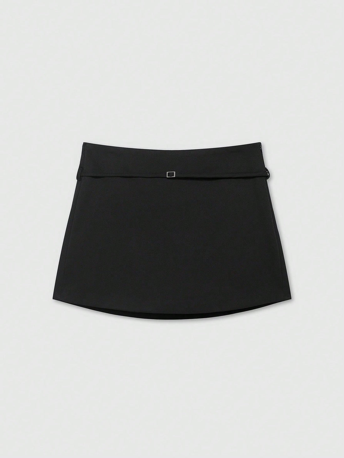 Falda pantalón con hebilla en negro