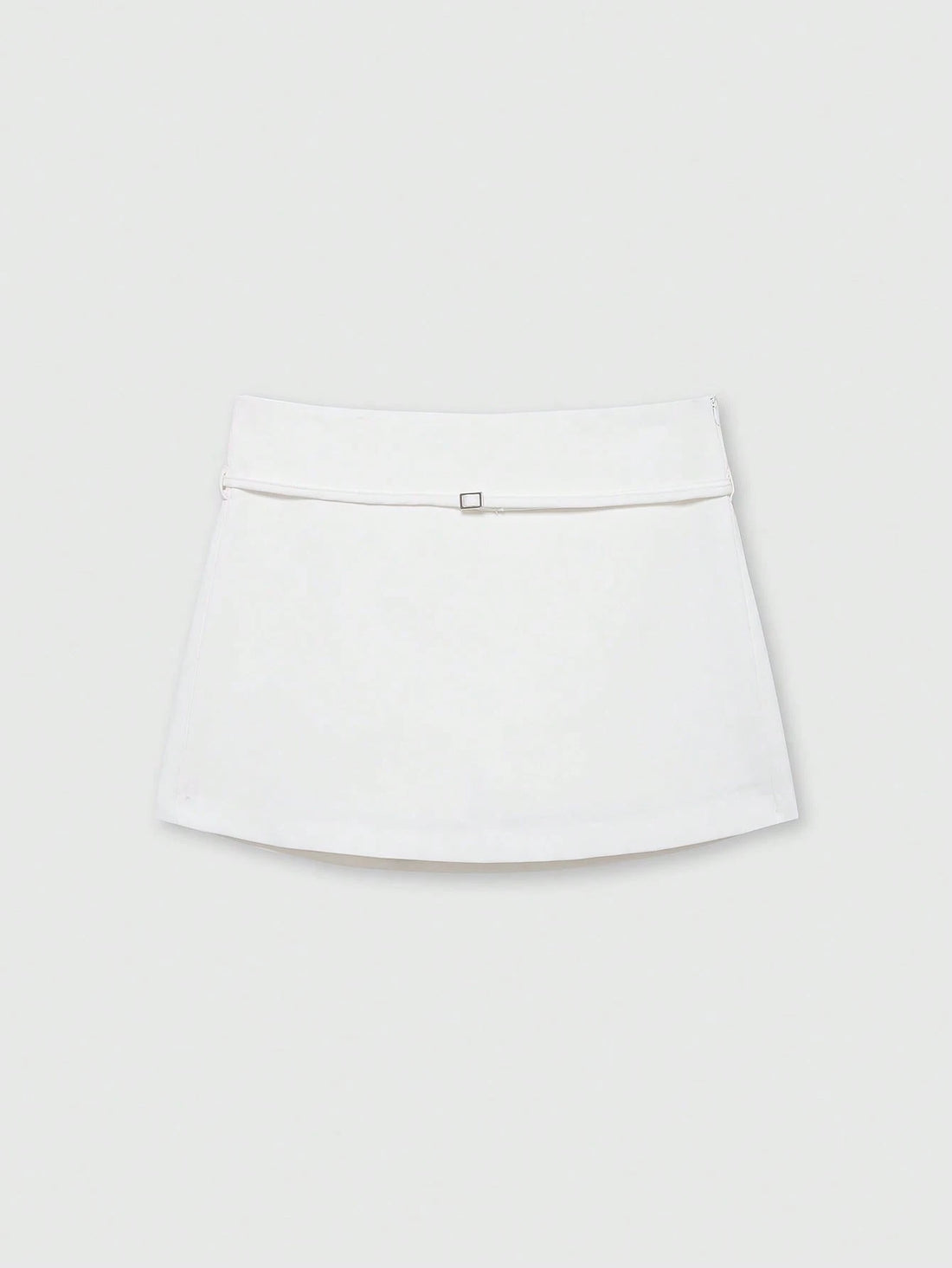 Falda pantalón con hebilla en blanco