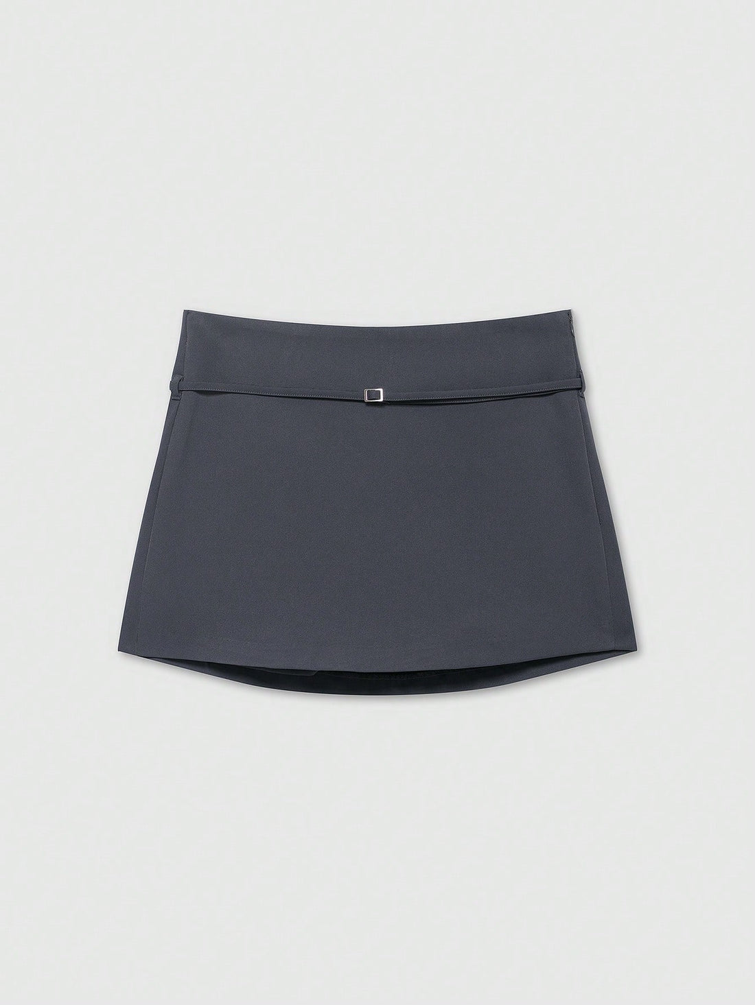Falda pantalón con hebilla en gris oscuro