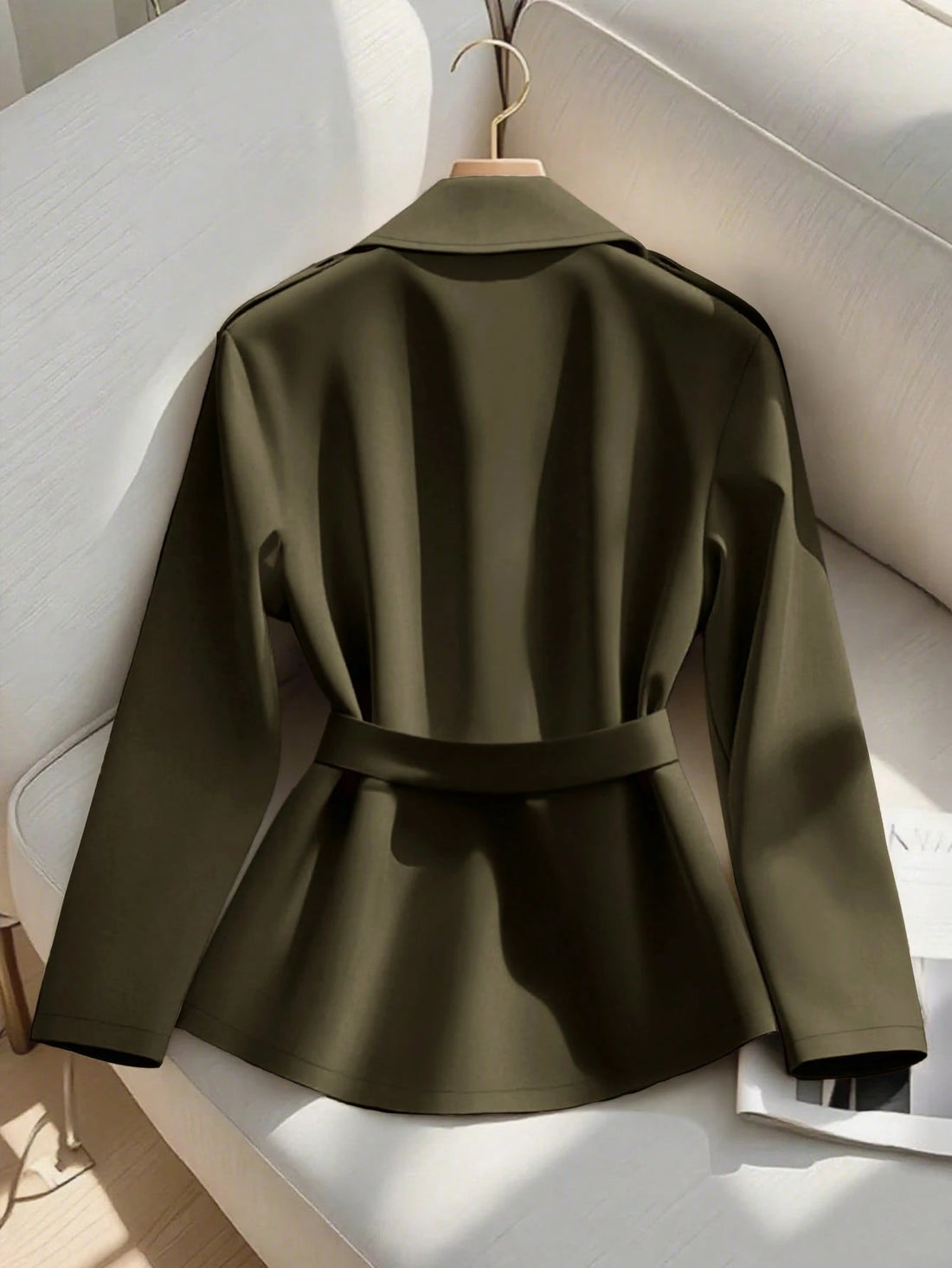 Trench corto oversize en verde militar, vista 2
