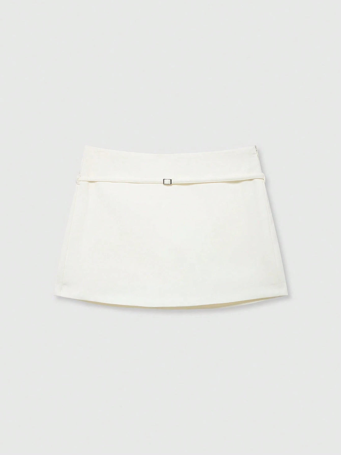 Falda pantalón con hebilla en beis