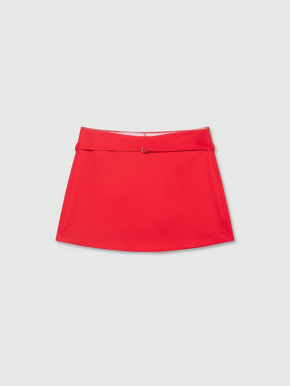Falda pantalón con hebilla en rojo