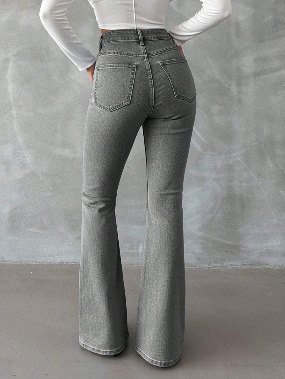 Vaqueros Tall acampanados en gris, vista 2