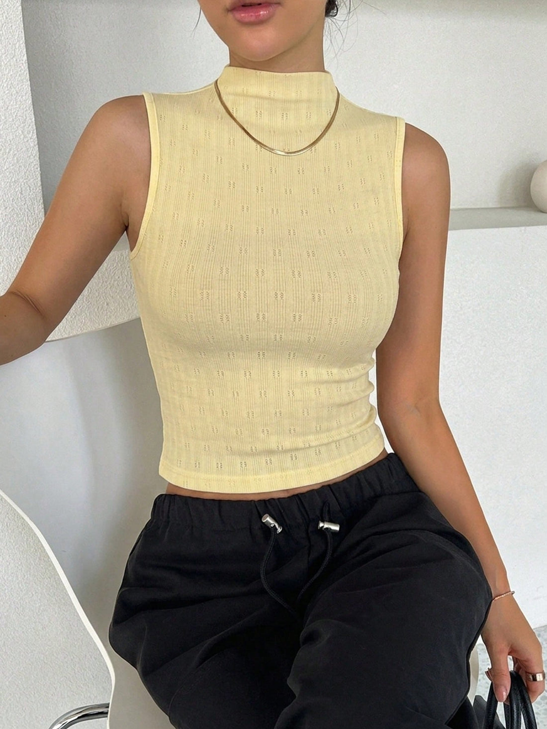 Camiseta de canalé con cuello cisne en amarillo
