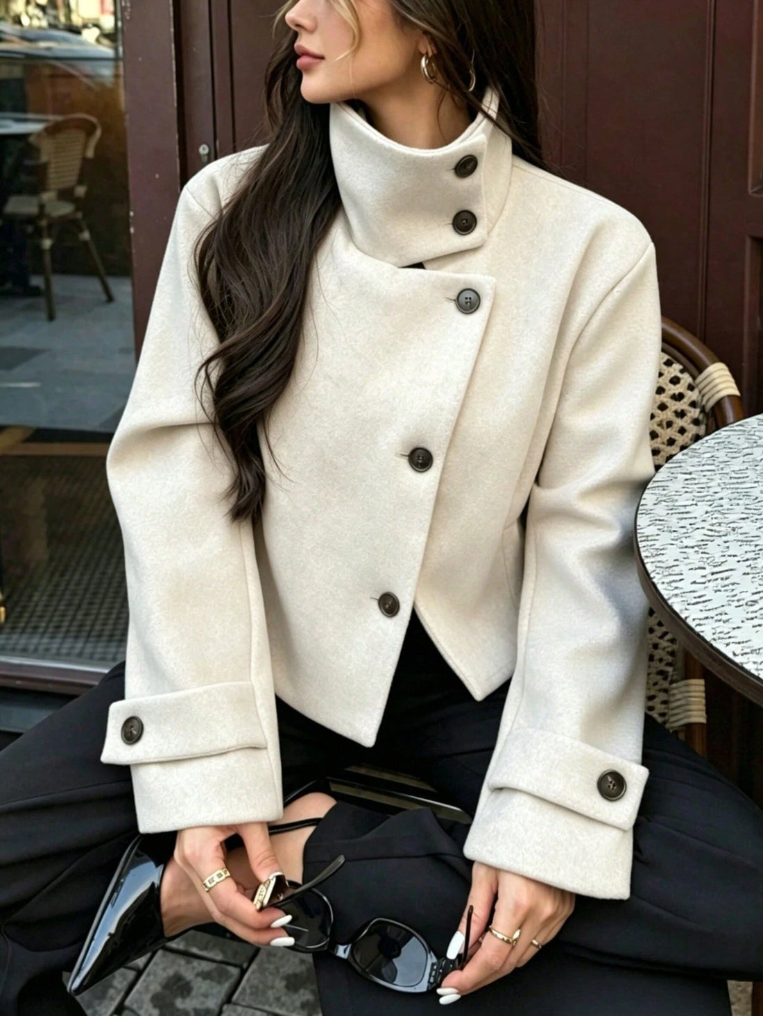 Chaqueta corta de cuello alto en crudo