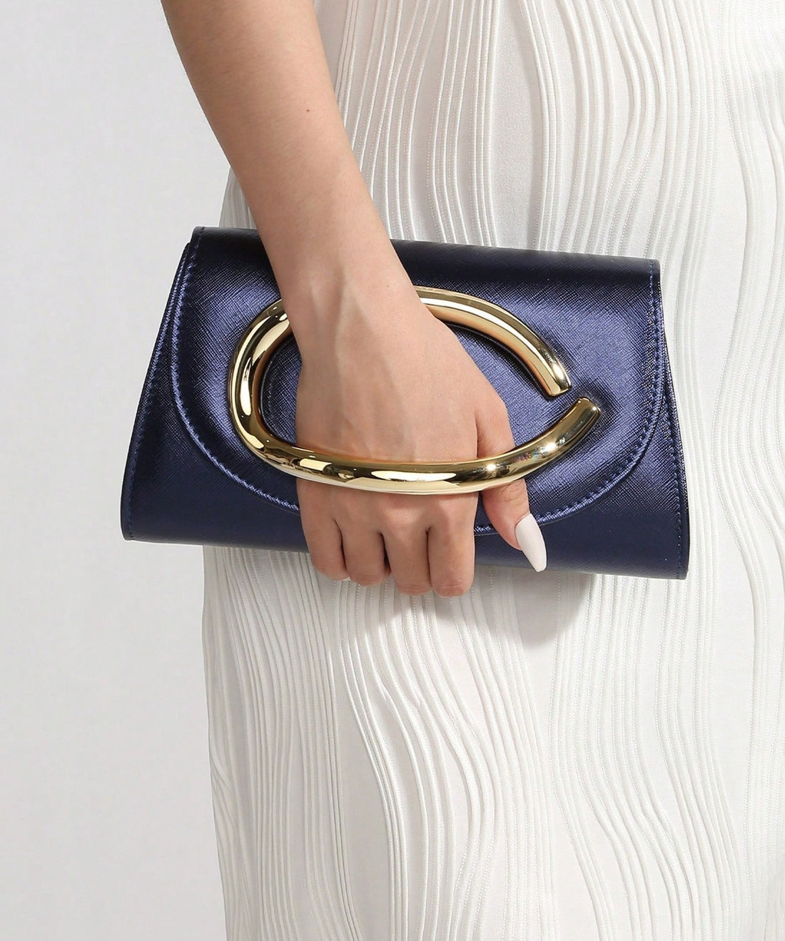Clutch con asa de aro en azul