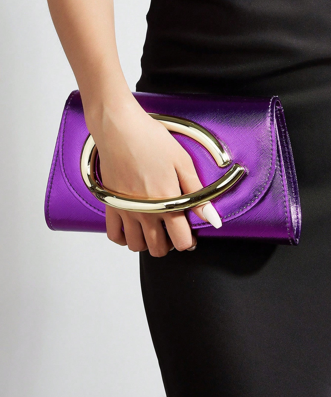 Clutch con asa de aro en morado