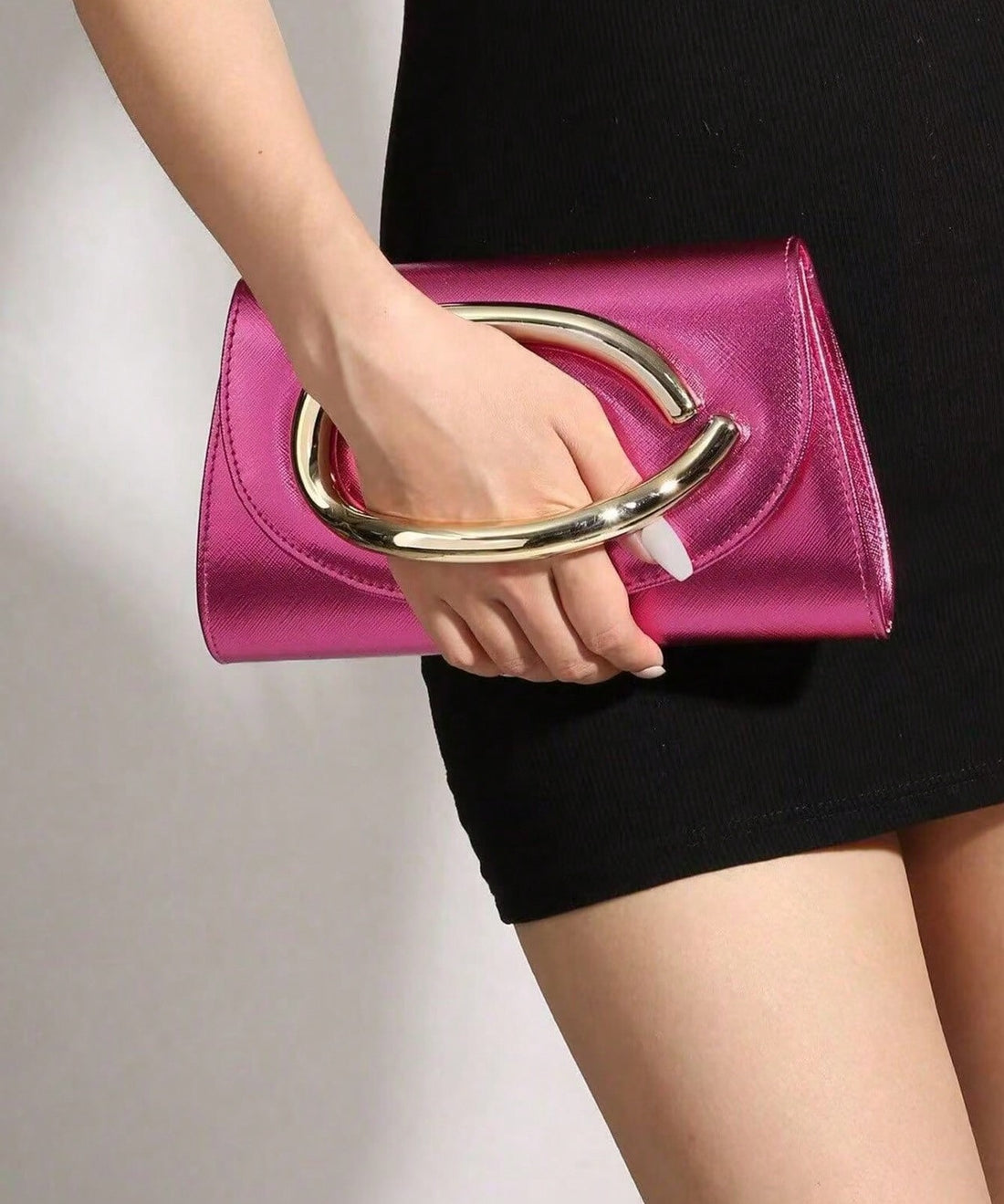 Clutch con asa de aro en rosa fucsia