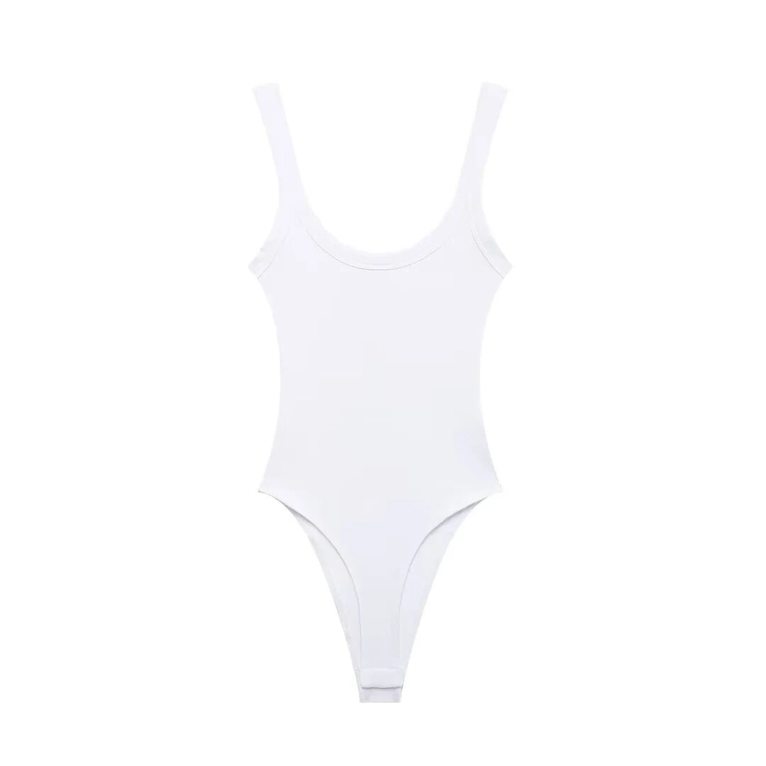 El mismo body blanco de canalé en plano, desde otro ángulo