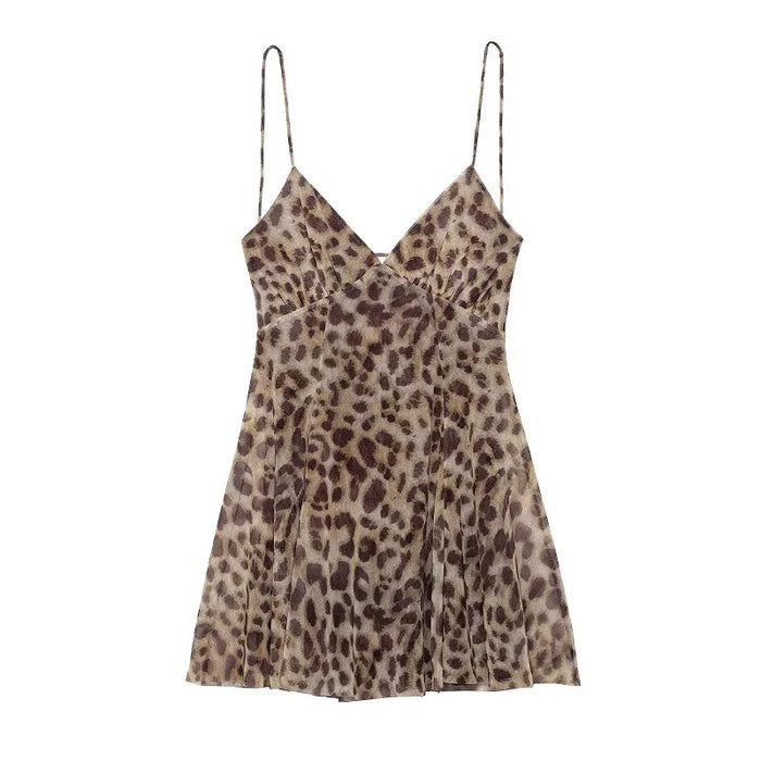 El vestido mini de gasa con estampado de leopardo en plano por delante, con el escote en pico y los tirantes finos