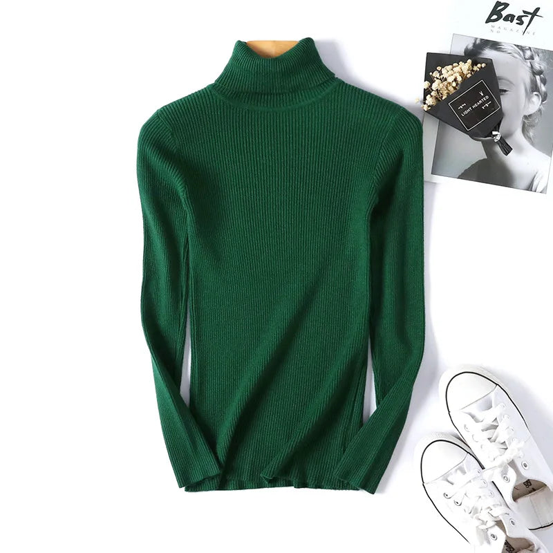 El jersey verde de cuello vuelto en punto de canalé fino, colocado en plano