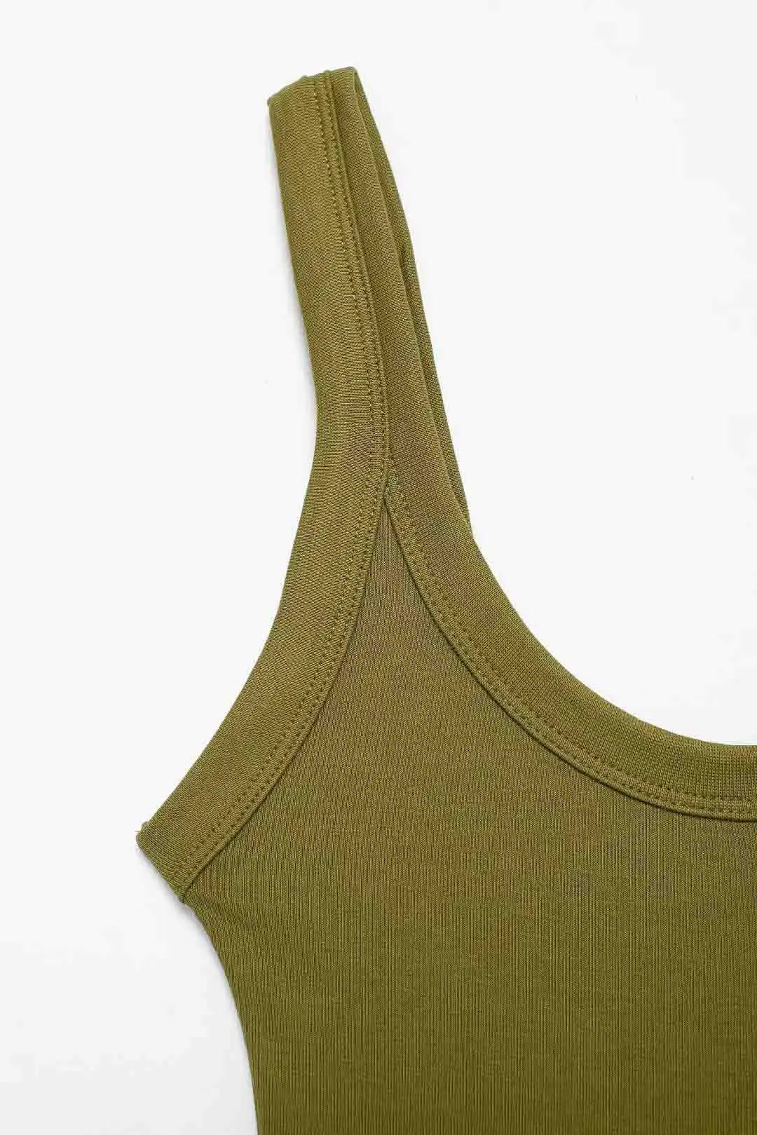 Detalle del escote redondo y del canalé vertical que recorre el cuerpo del body oliva