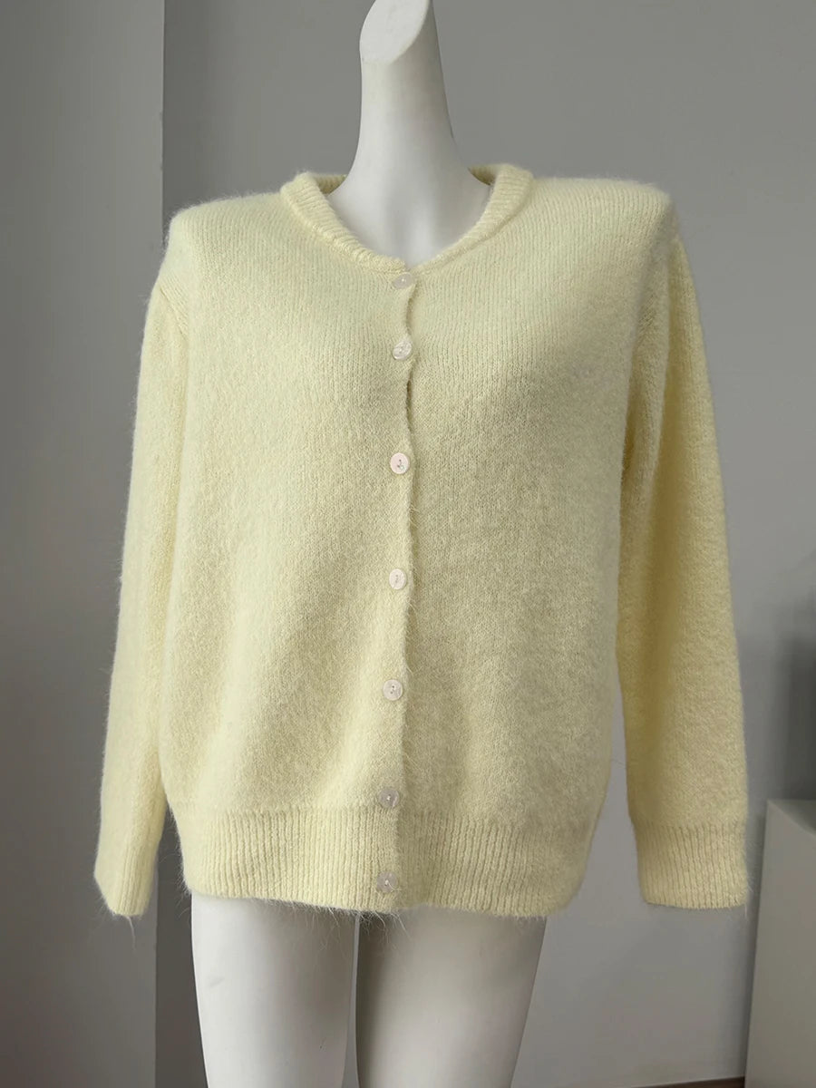 Chaqueta oversize de punto peludo en mantequilla, con cuello redondo y botones