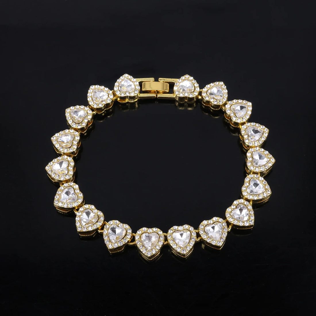 Collar bañado en oro con circonita talla corazón, enrollado en círculo sobre fondo negro