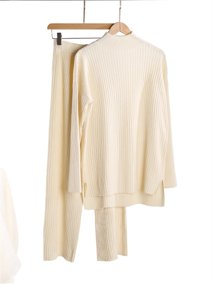 Jersey de cuello vuelto crema y pantalón wide leg a juego colgados uno al lado del otro