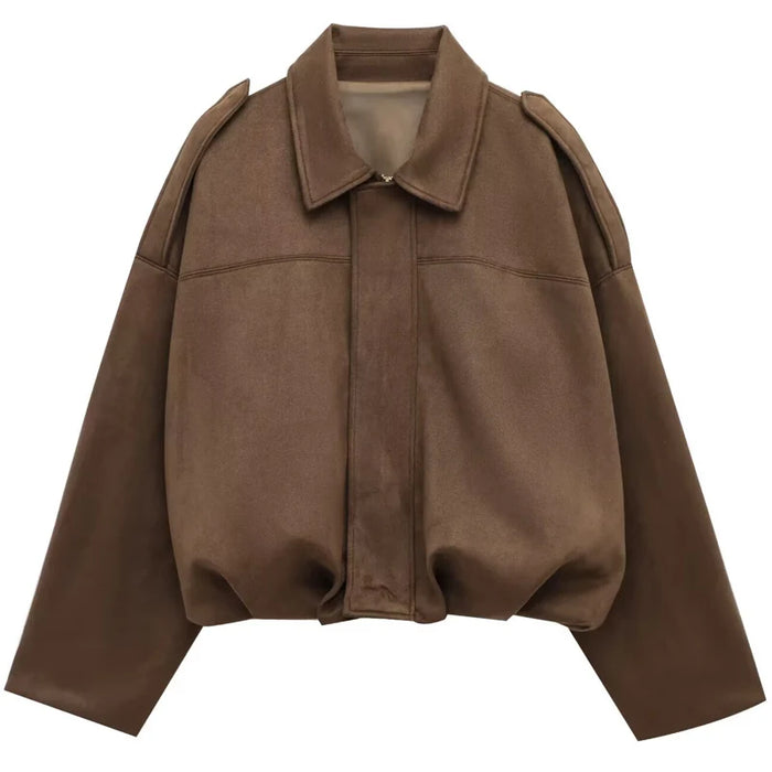 Bomber corta de antelina marrón chocolate sobre fondo blanco, con cuello de camisa