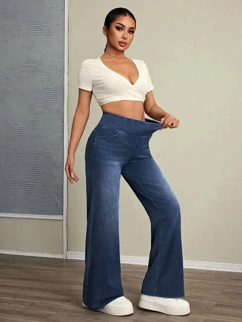 Modelo con los vaqueros acampanados azul medio, de cuerpo entero, en una habitación