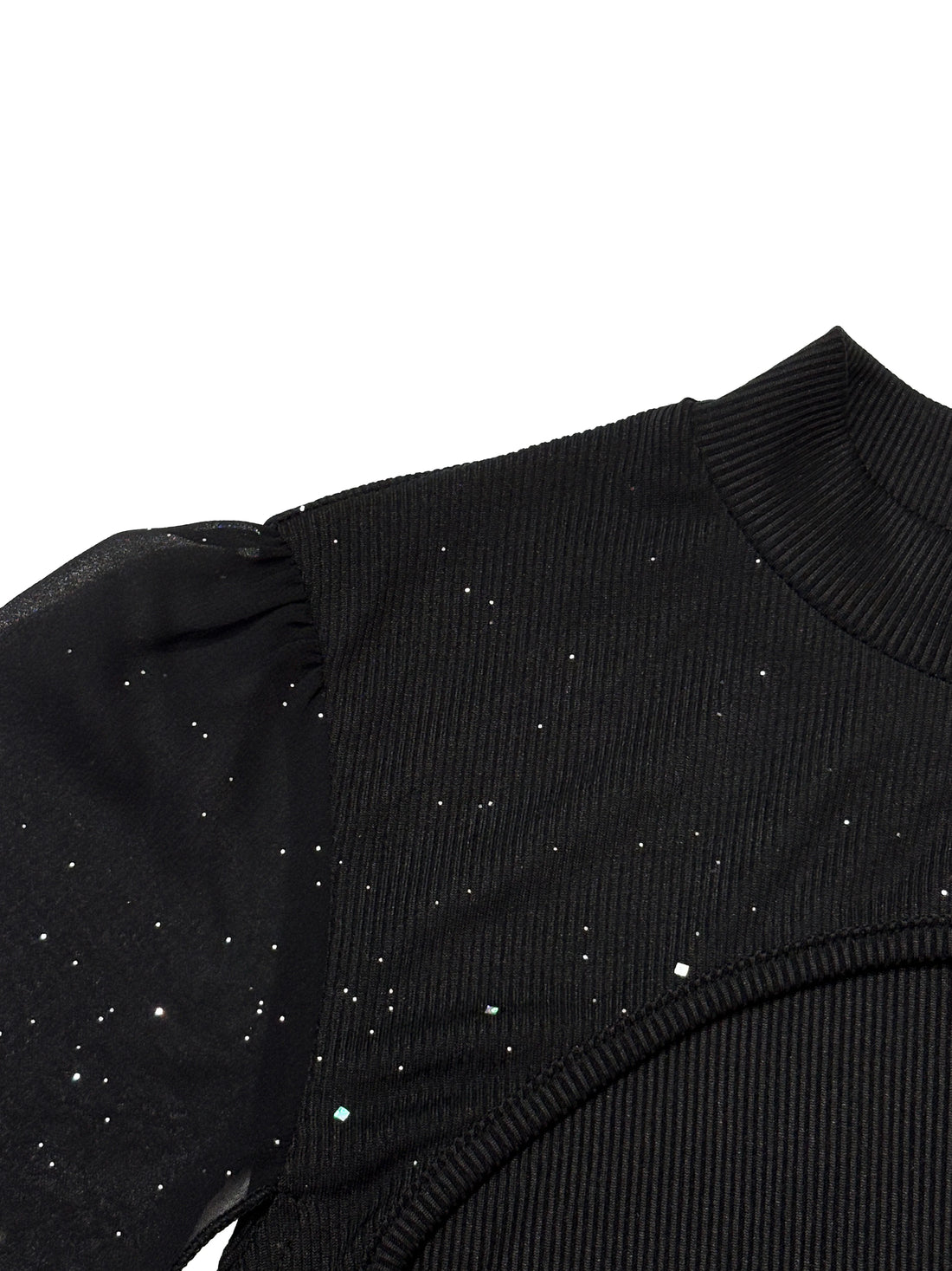 El vestido mini negro con manga capa, con un bolso pequeño blanco de cuentas