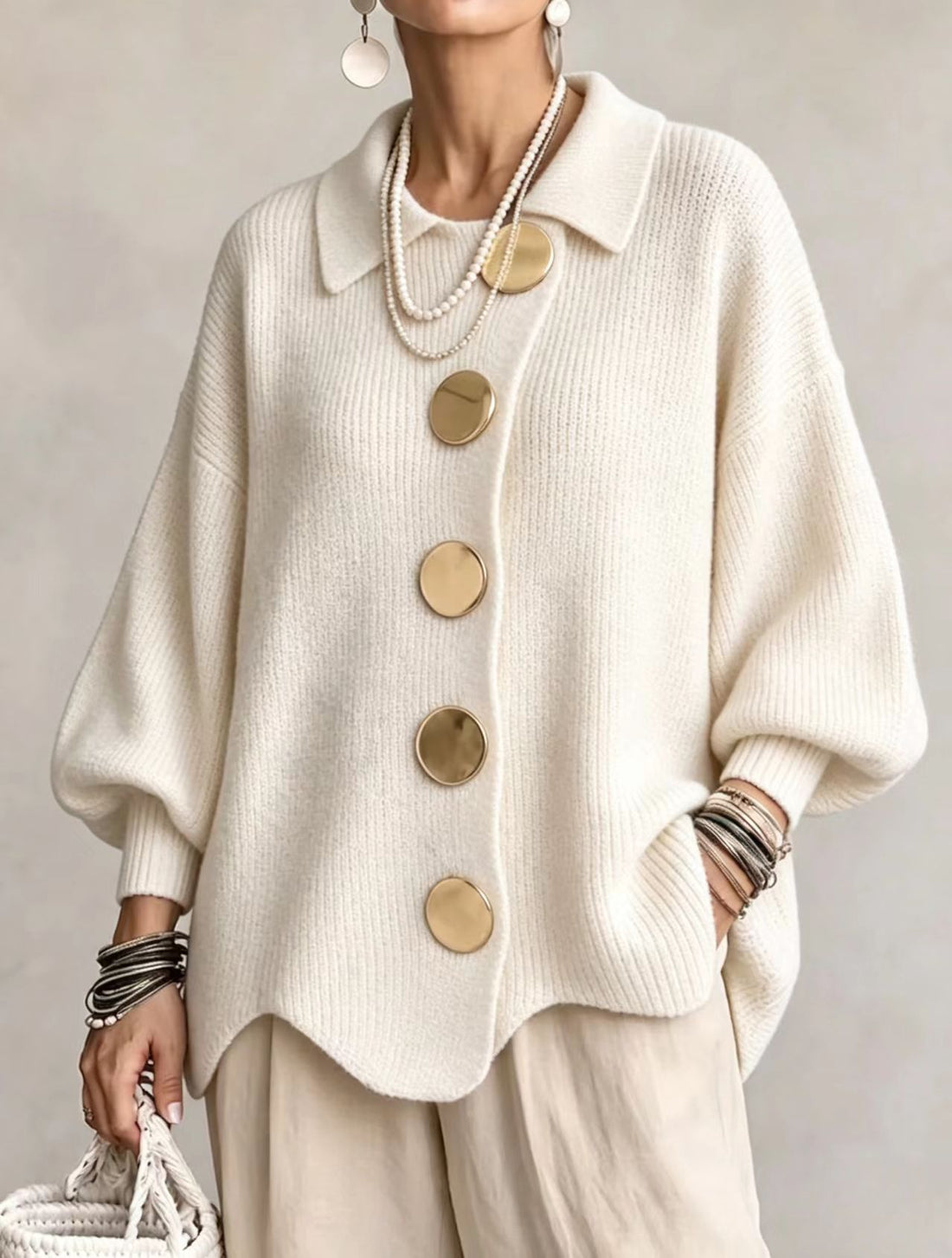 Chaqueta de punto oversize en marfil con botones dorados
