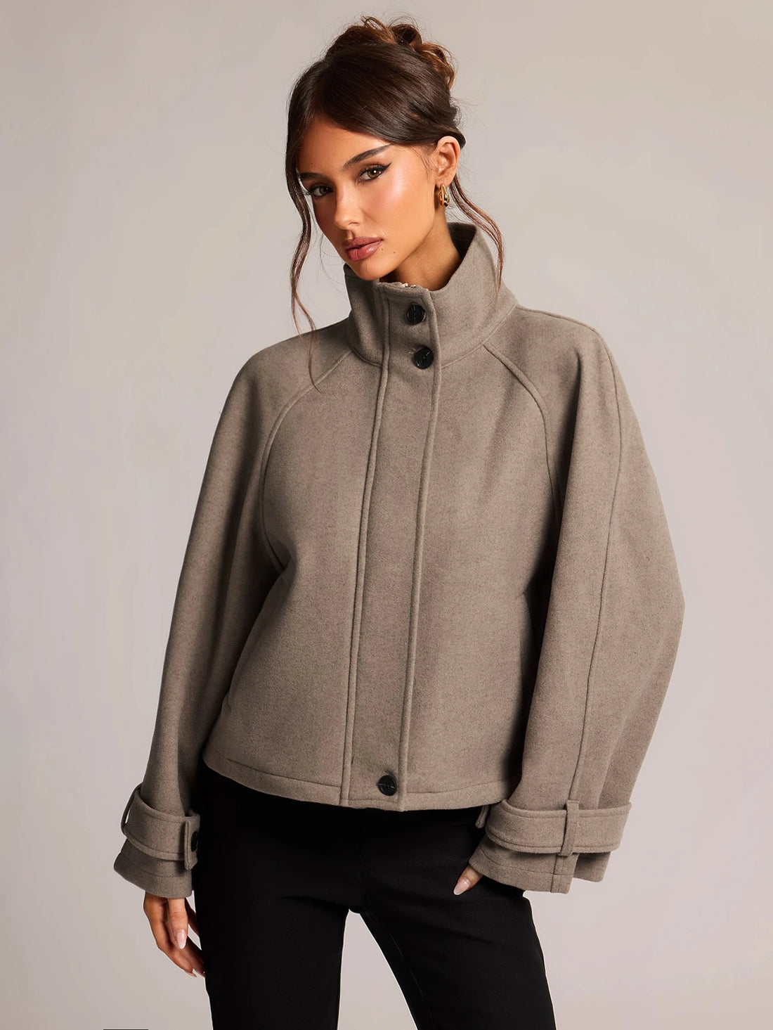 Chaqueta corta de cuadros en gris