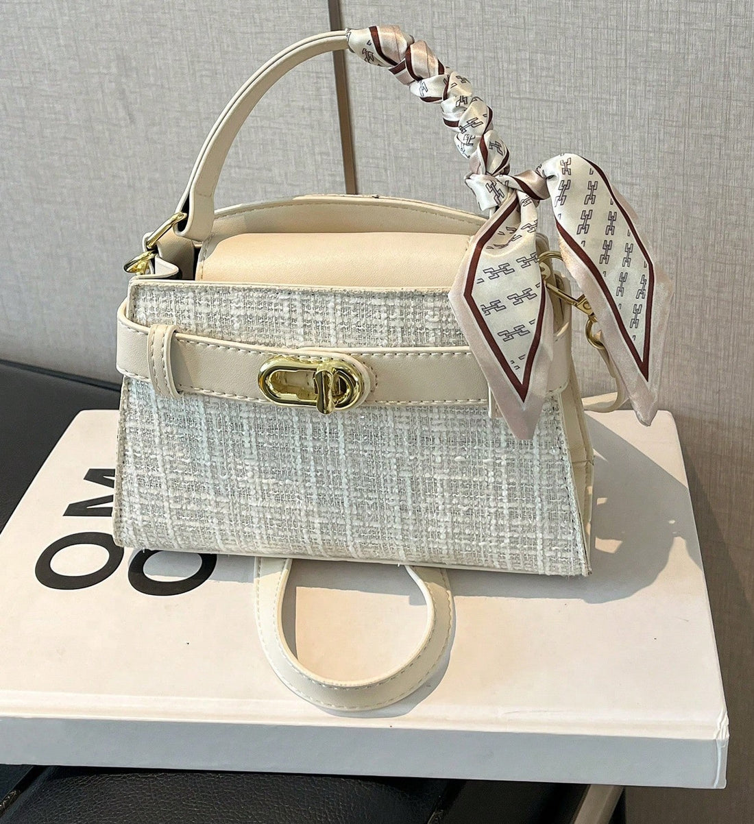 Mini bolso rígido en blanco tweed