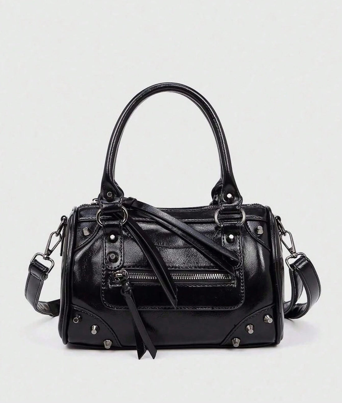 Bolso bowling con tachuelas en negro