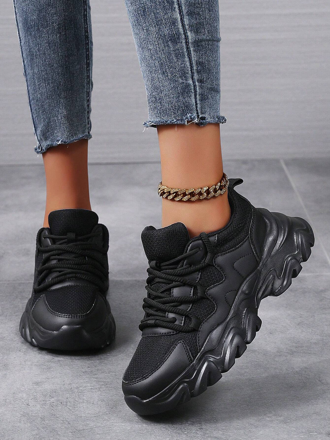 Zapatilla chunky en negro, vista 2
