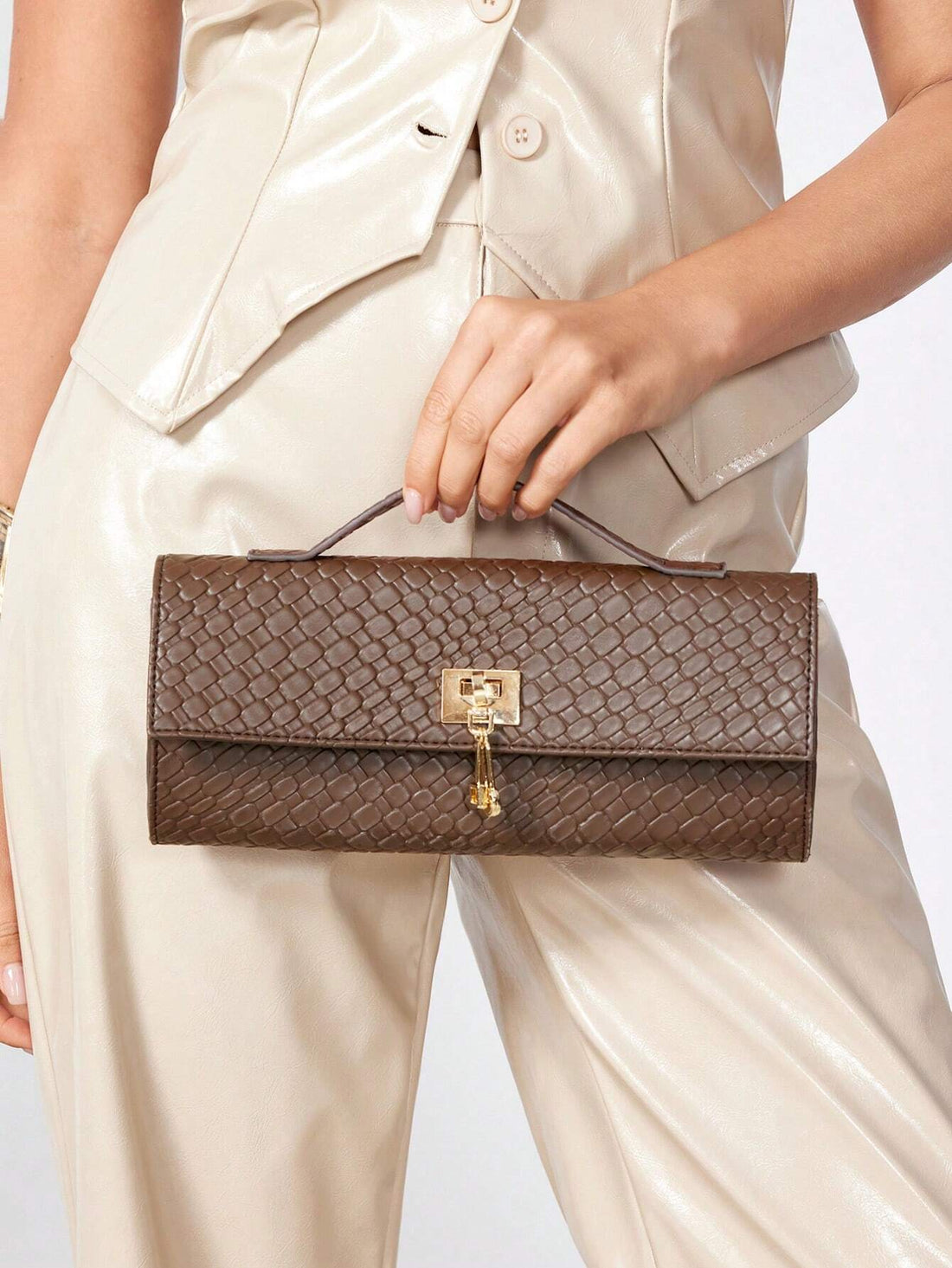 Clutch alargado en café