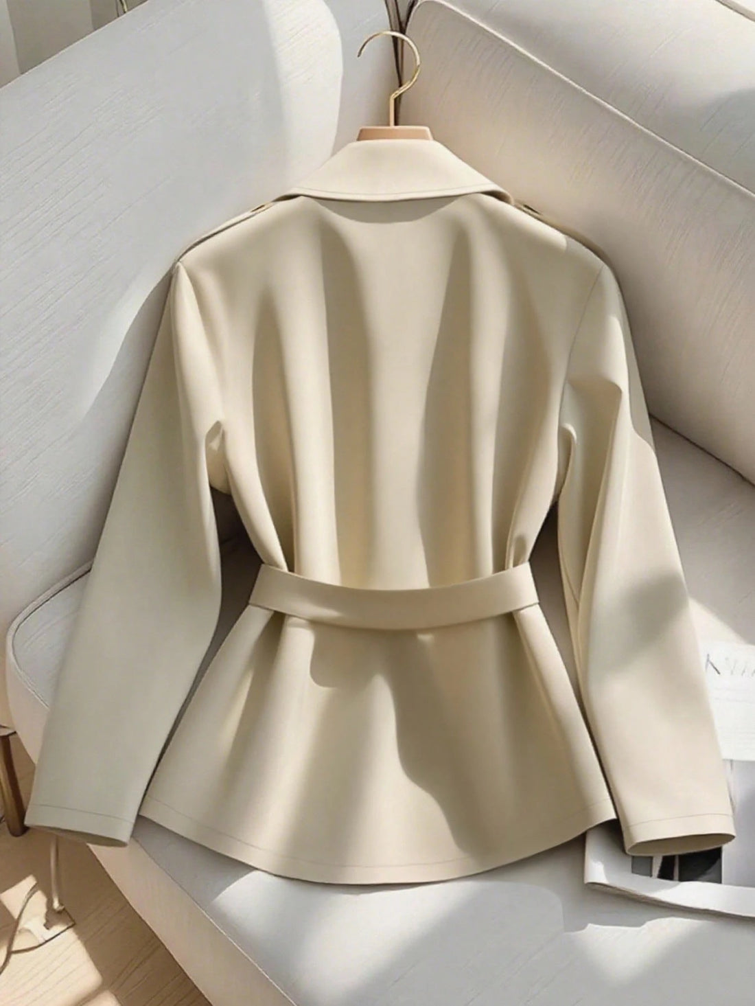 Trench corto oversize en caqui, vista 2