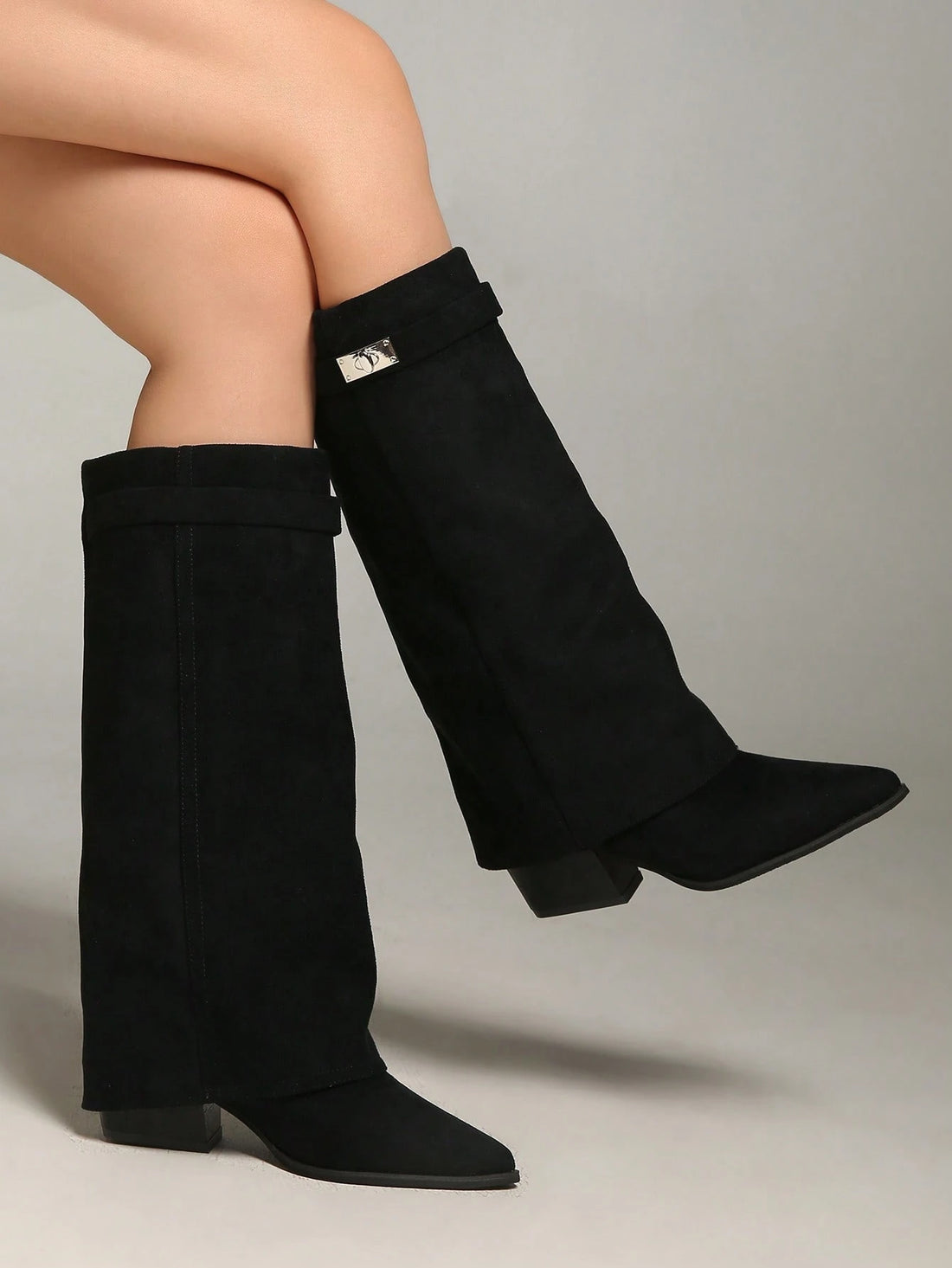 Botas altas de ante negro con herraje plateado