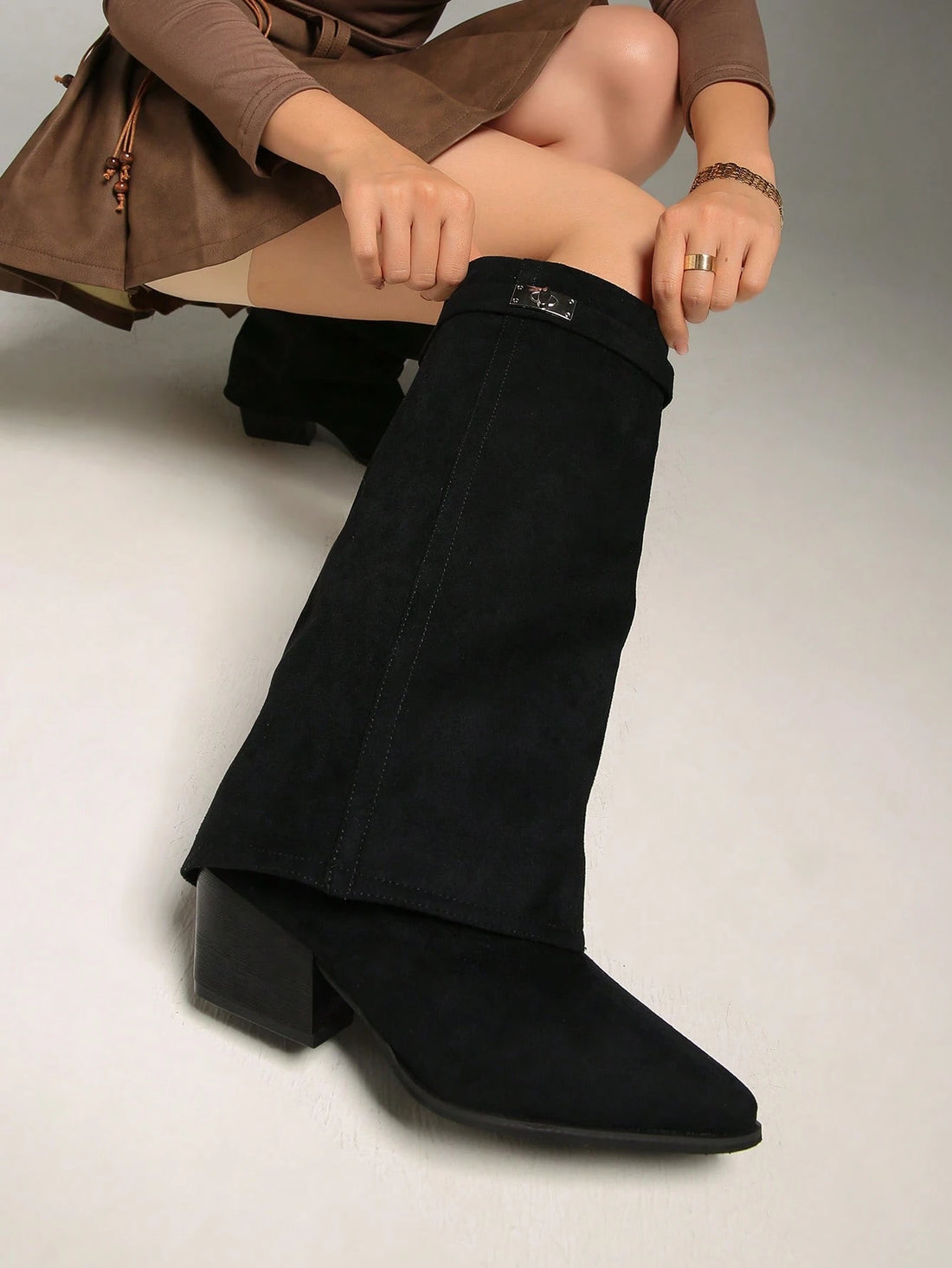 Botas altas de ante negro con herraje plateado, vista 3