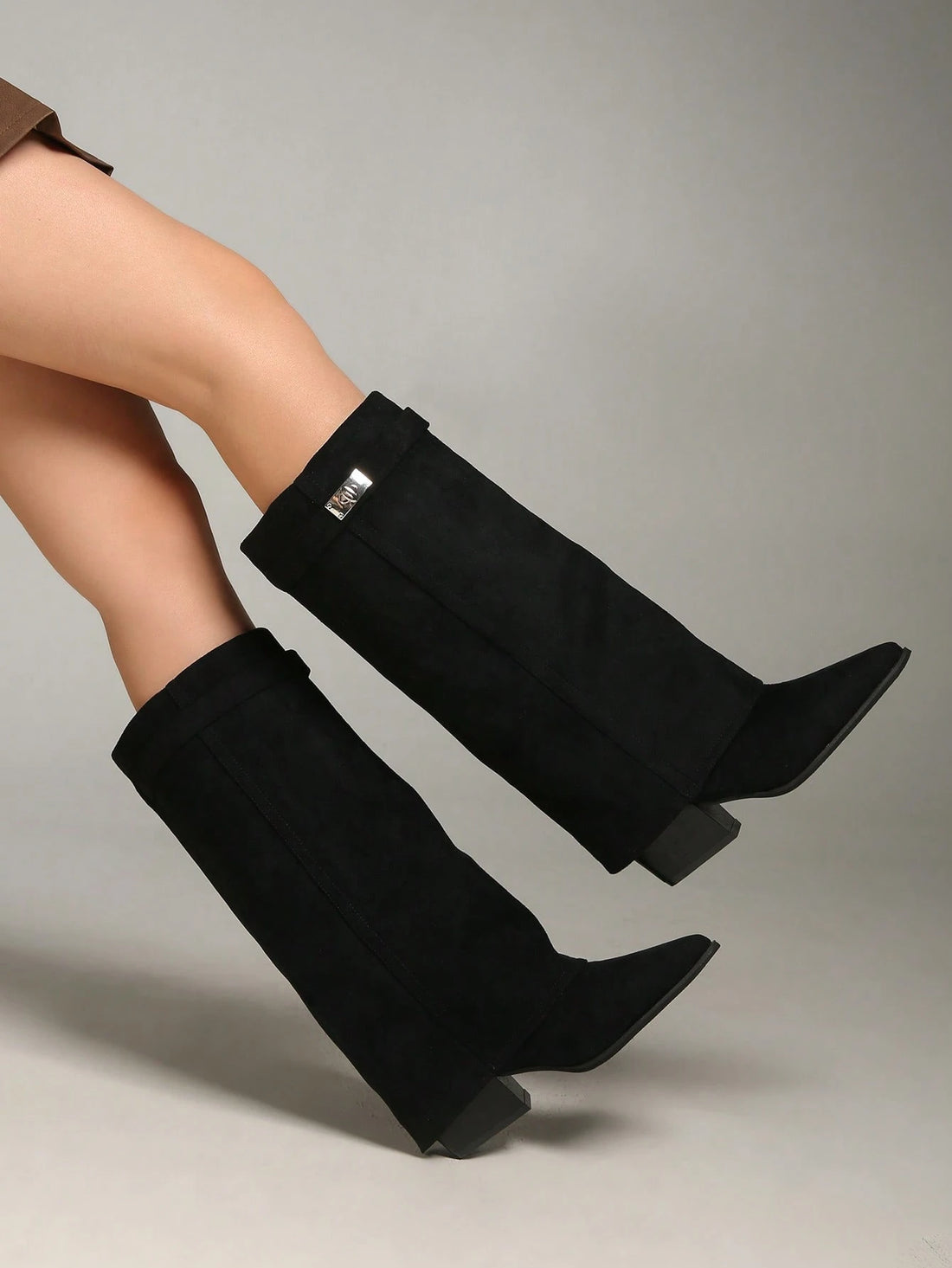 Botas altas de ante negro con herraje plateado, vista 2