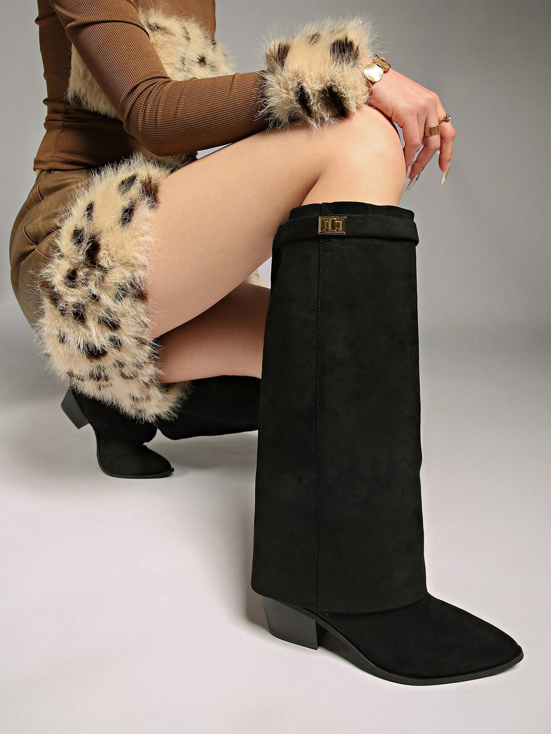 Botas altas de ante negro con herraje dorado, vista 3