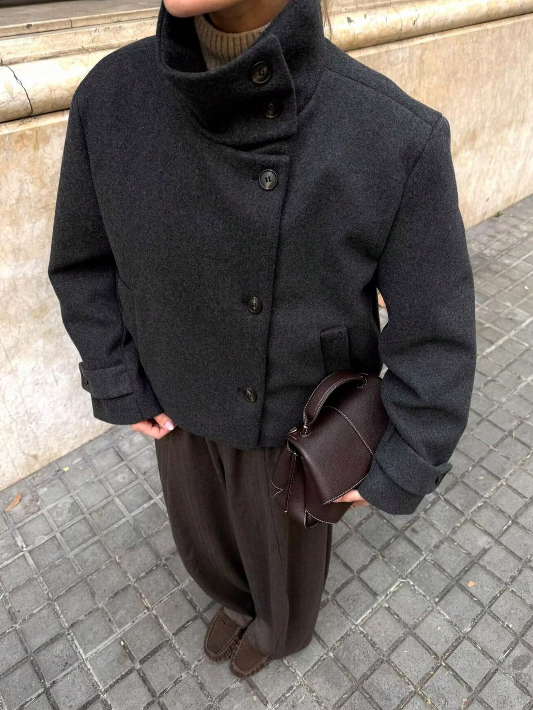 Chaqueta corta de cuello alto en gris oscuro