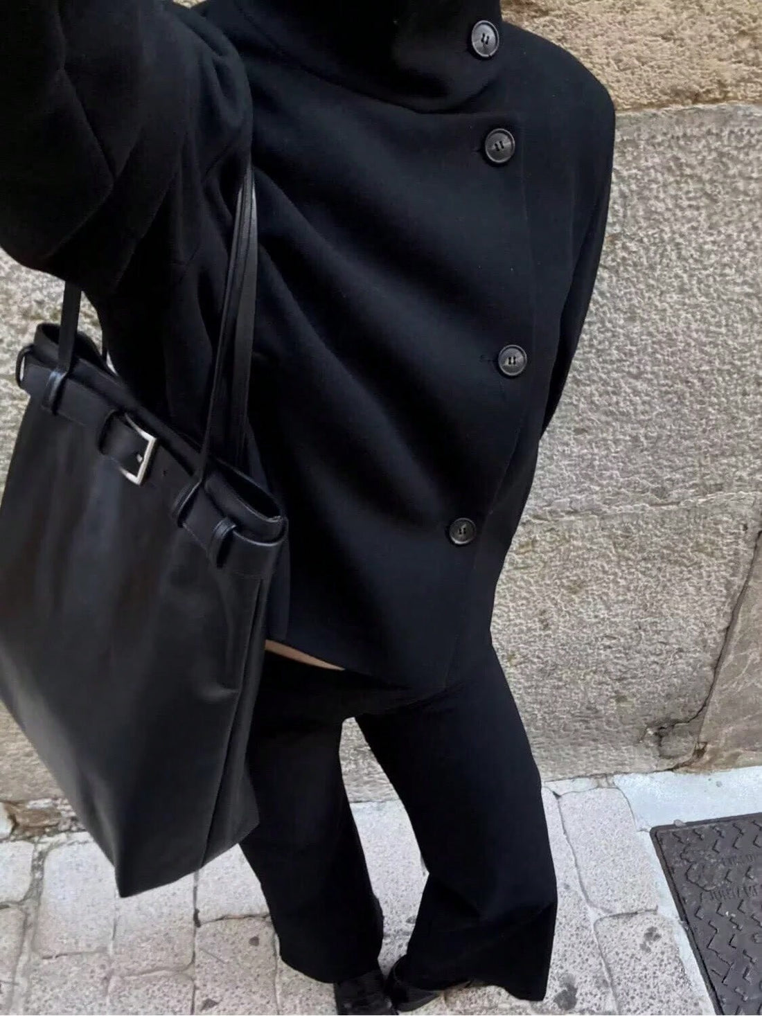 Chaqueta corta de cuello alto en negro, vista 2