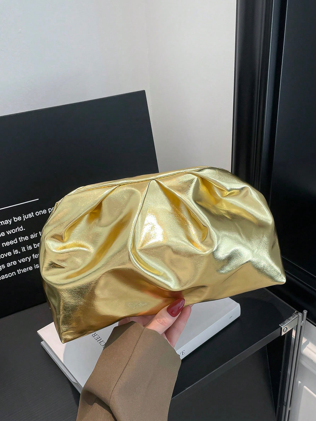 Bolso nube plisado en dorado