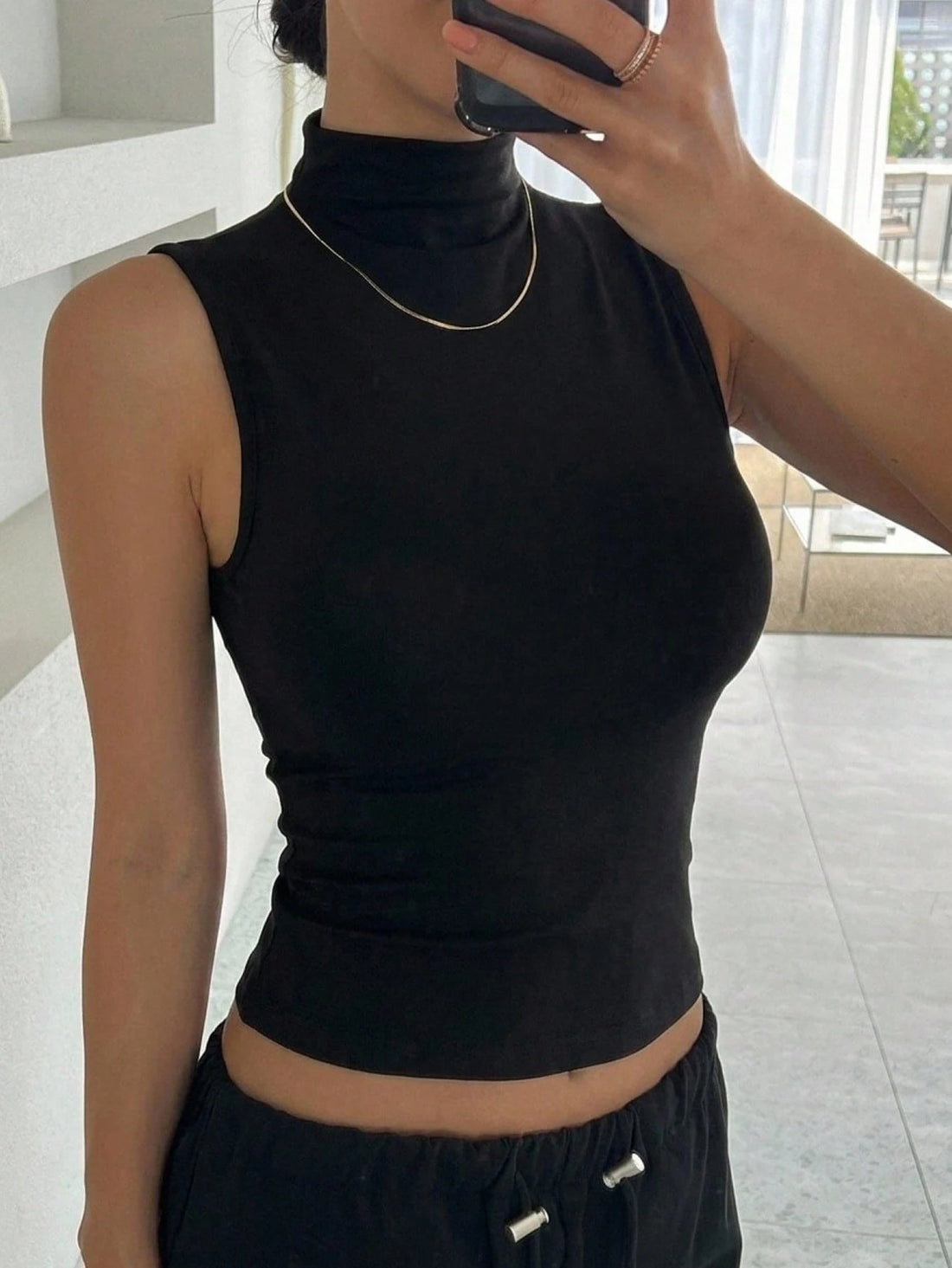 Camiseta de canalé con cuello cisne en negro, vista 2