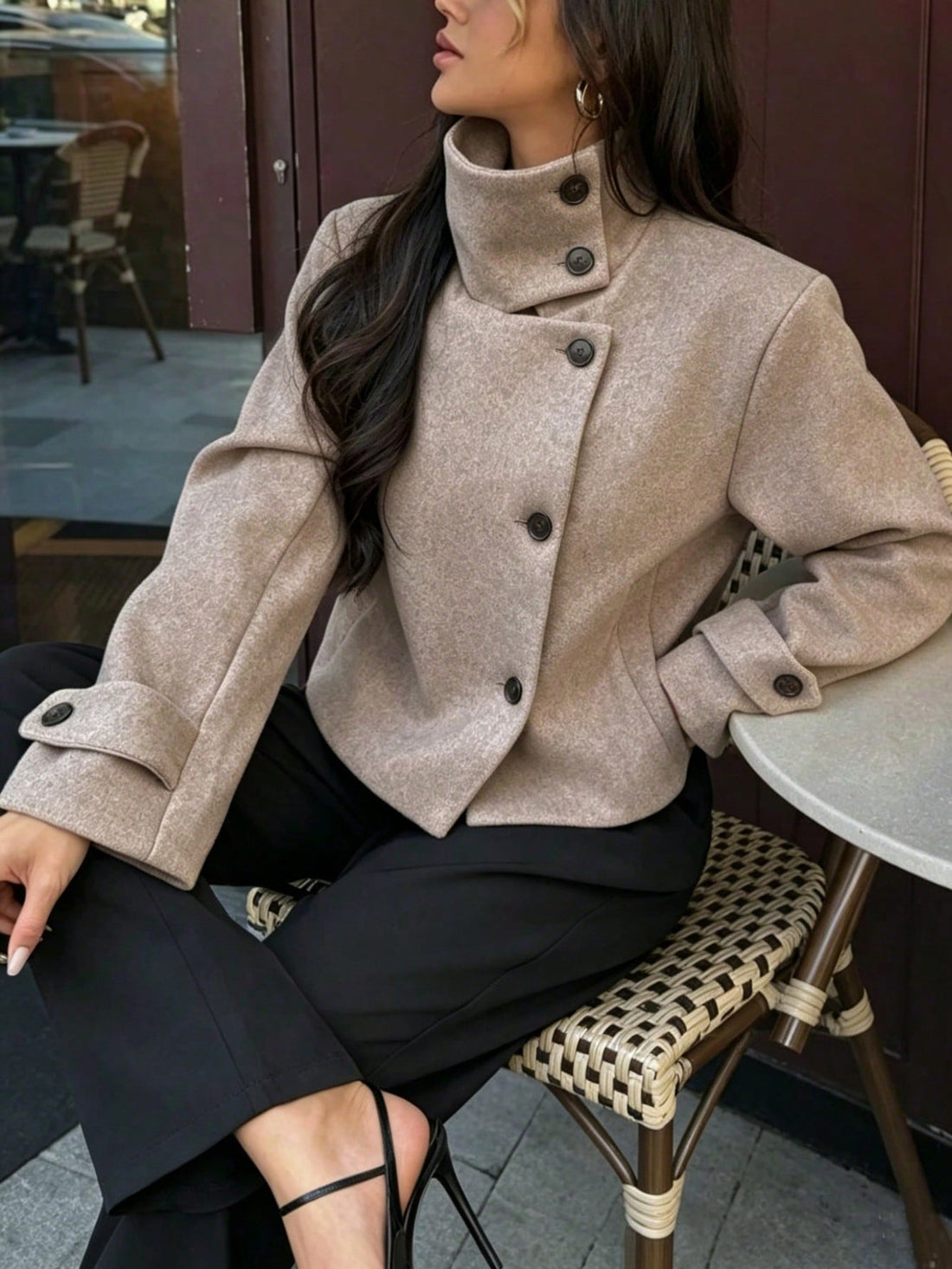 Chaqueta corta de cuello alto en caqui