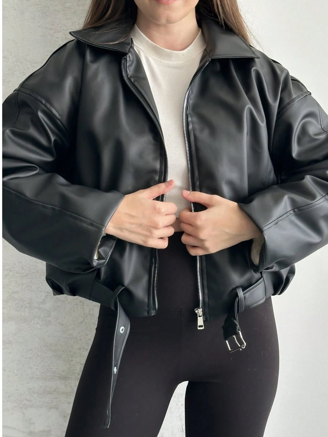 Bomber de polipiel en negro, vista 2
