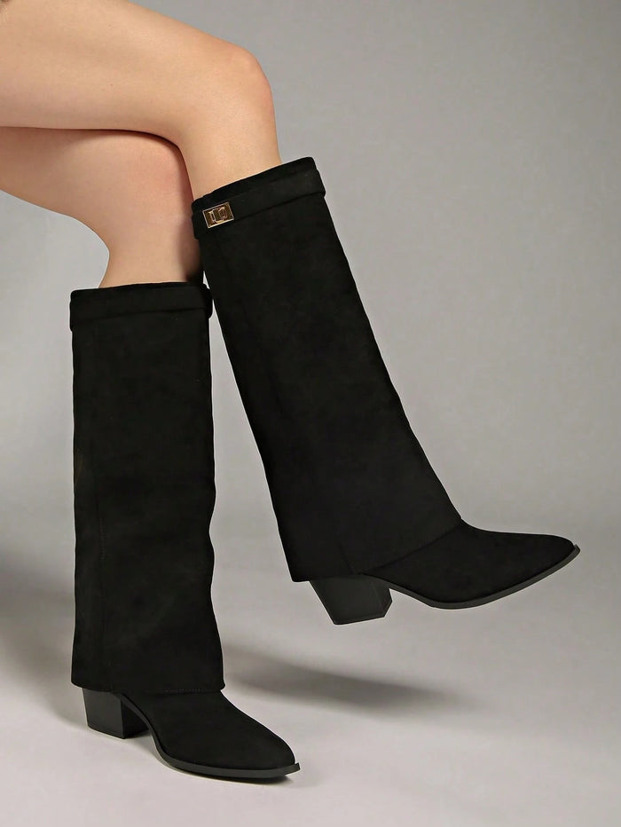 Botas altas de ante negro con herraje dorado