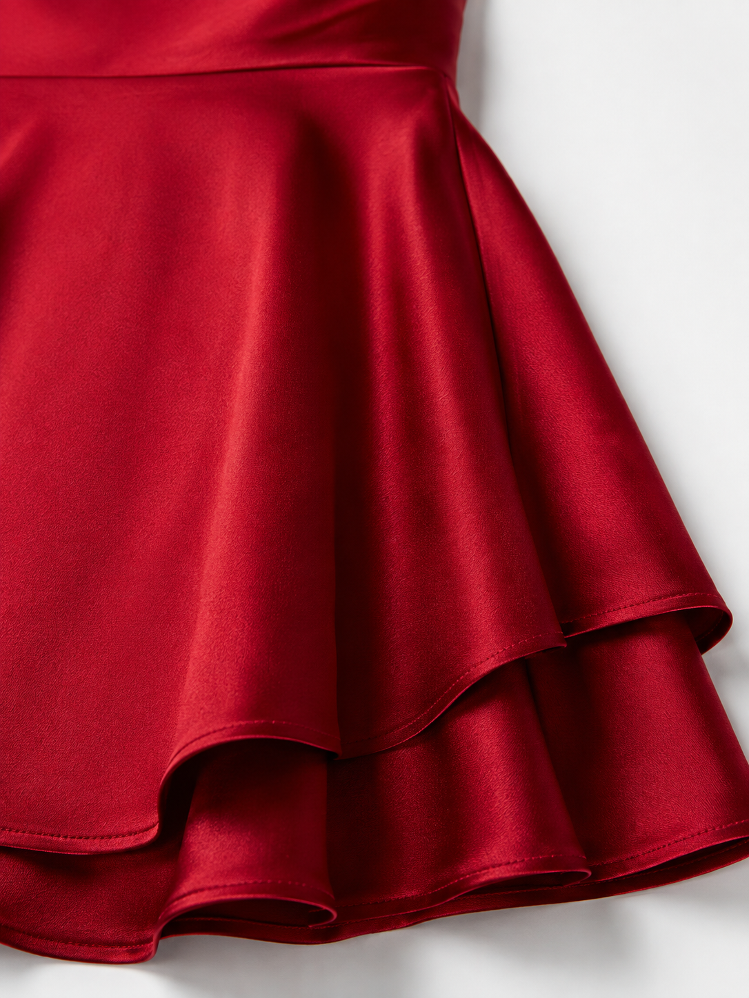 Vestido mini de satén con cuello drapeado, vista de la falda con vuelo