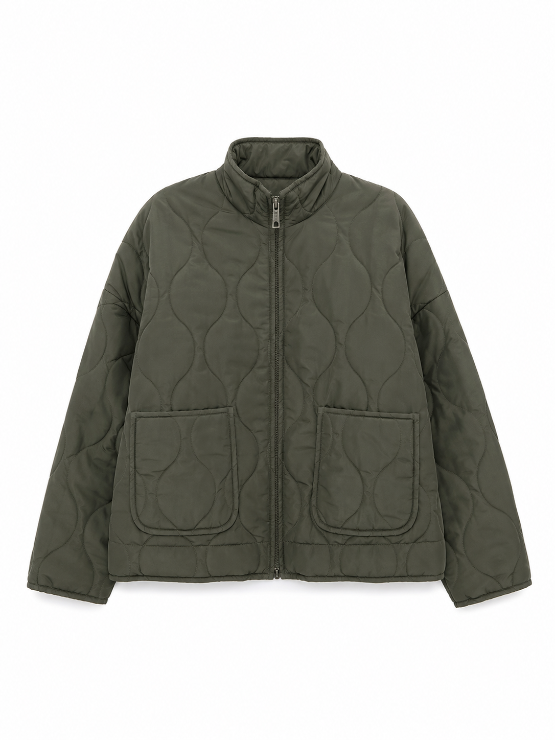 Chaqueta acolchada oversize, vista del cuello alto y la cremallera