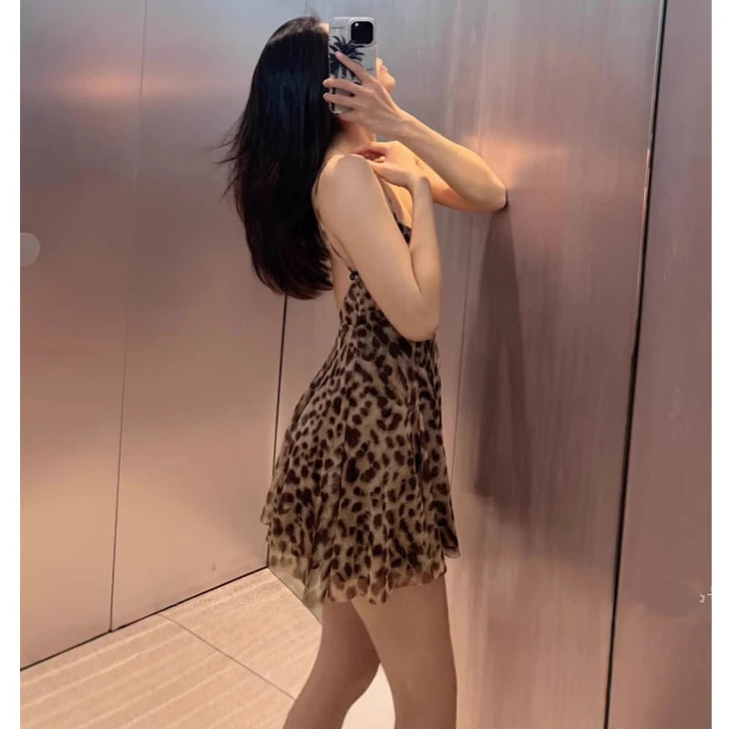 Modelo con el vestido mini de leopardo en una foto de espejo en un pasillo