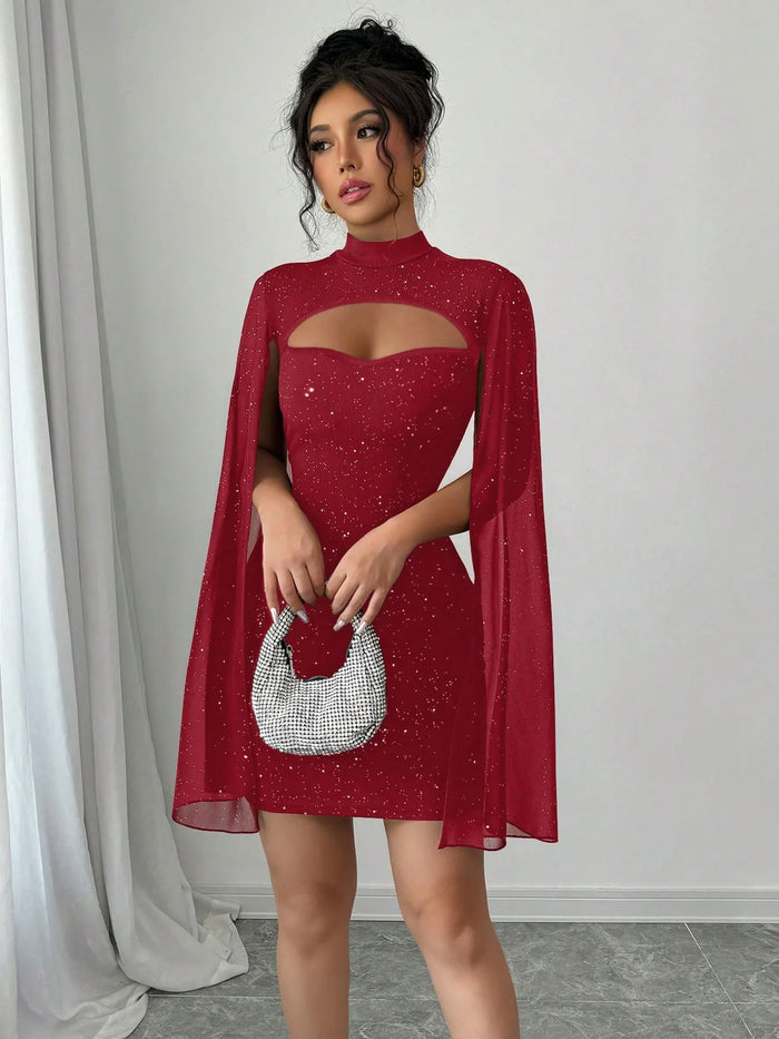 Modelo con el vestido mini rojo de manga capa con brillo, de cuerpo entero, con un bolso pequeño blanco