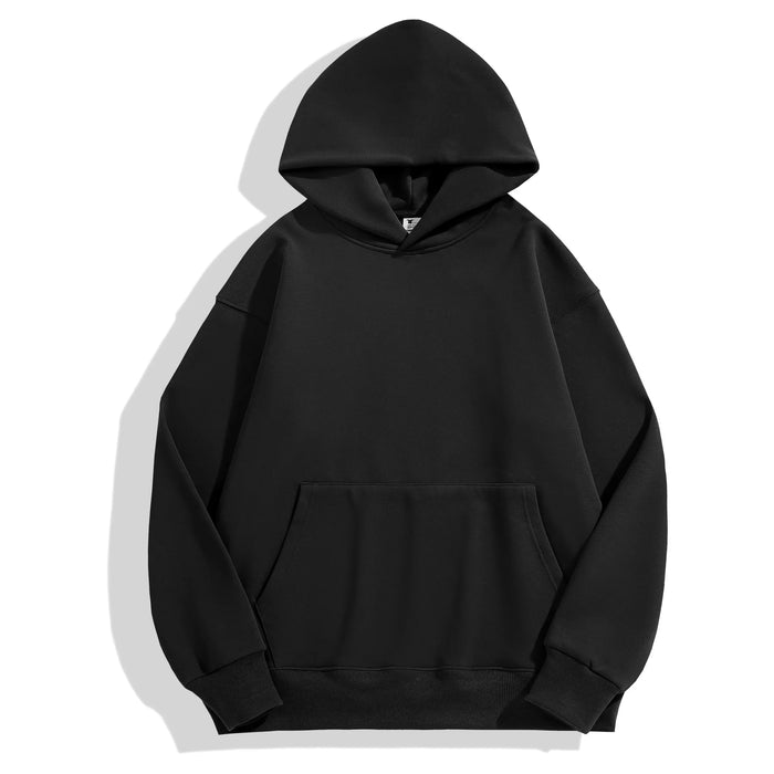 Sudadera con capucha negra de 480 g en plano sobre fondo blanco, con el bolsillo canguro y la capucha con cordón