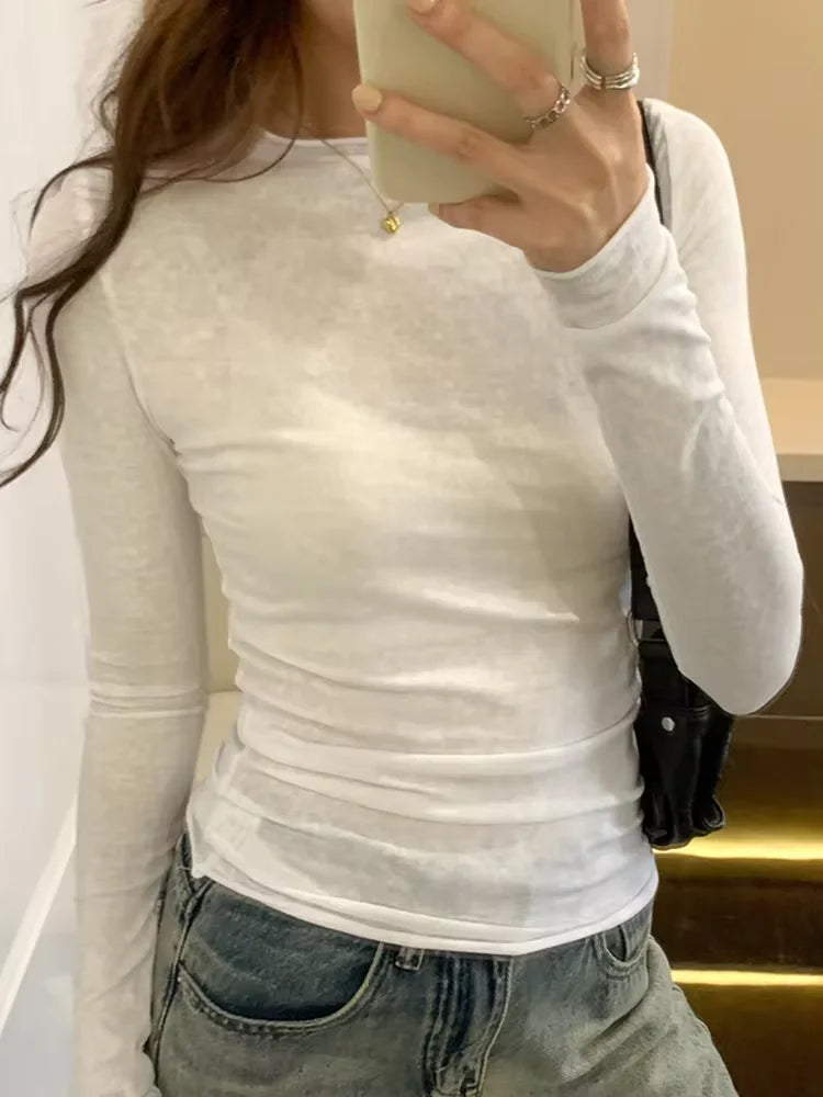 La camiseta blanca de manga larga vista de lado